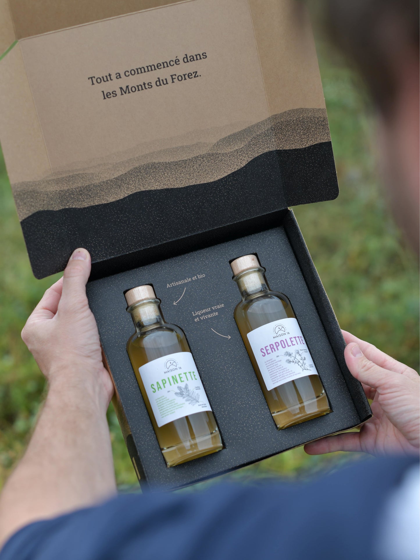 coffret composé de deux bouteilles de 20cl, la Sapinette et la Serpolette